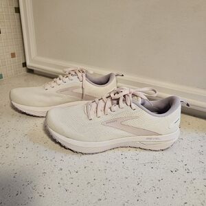 Women Brooks Revel Size 9 New